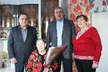 14 декабря 2022 года Карповой Валентине Андреевне (1935 г. рождения) жительнице с.Кундуй был вручен знак общественного поощрения «85 лет Иркутской области»,