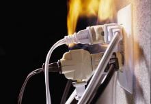 Перегрузка электросети может привести к пожару.
